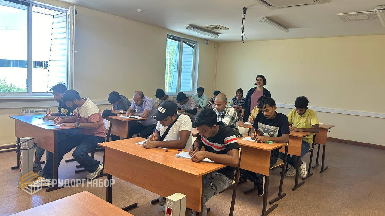 Люди за партами обучаются