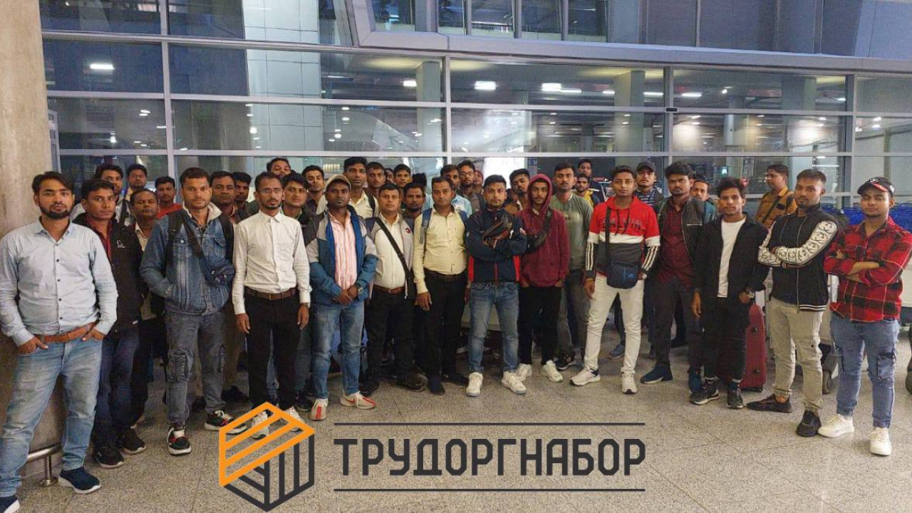 Компания людей в аэропорту