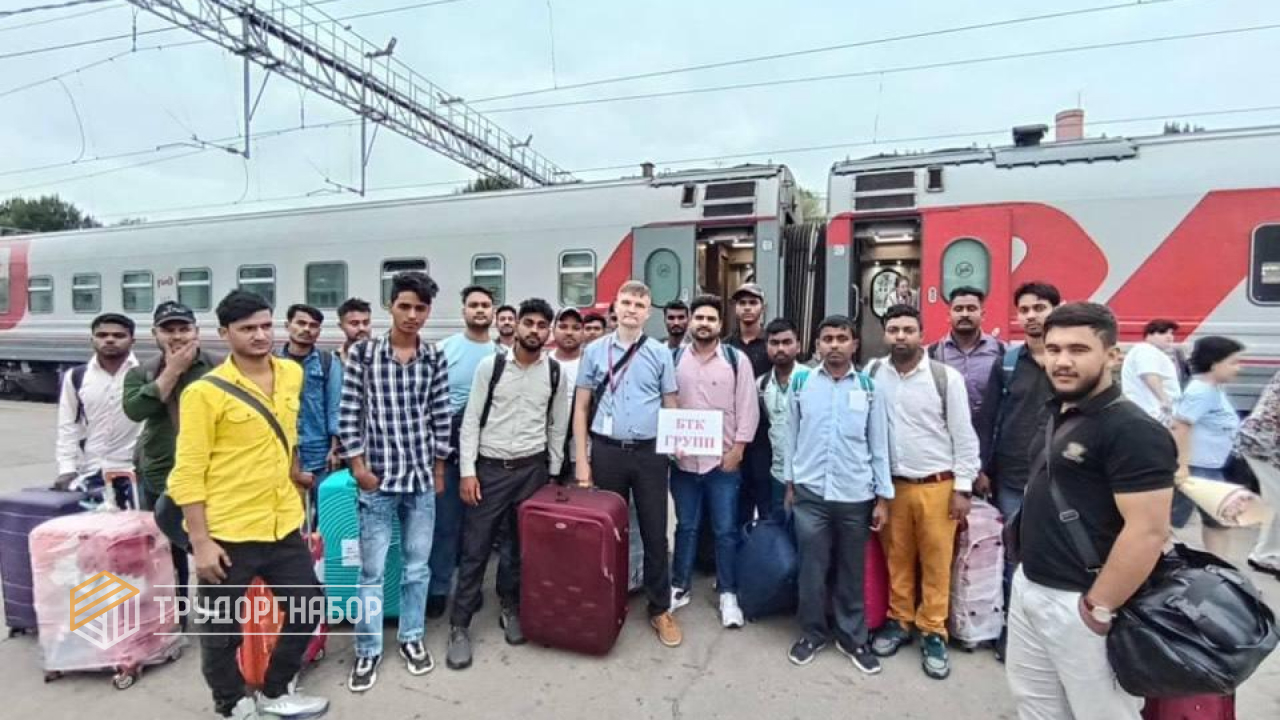 Люди на перроне возле жд вагонов