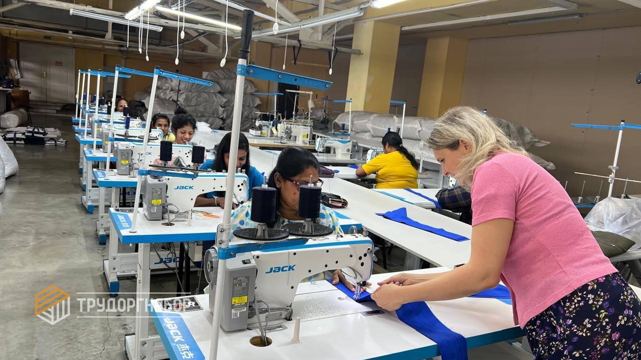 Швейные цех с работницами